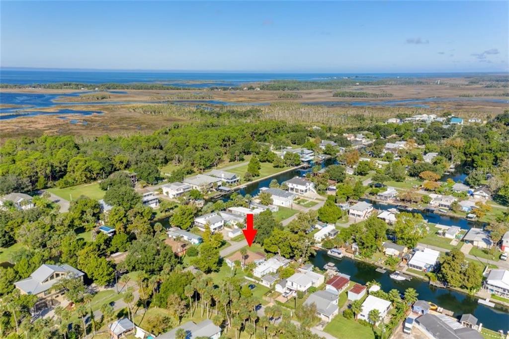 Aerial view of waterfront homes in Florida.